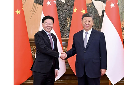 习近平会见新加坡总理黄循财